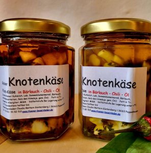 Knotenkäse in Bärlauch-Chili-Öl